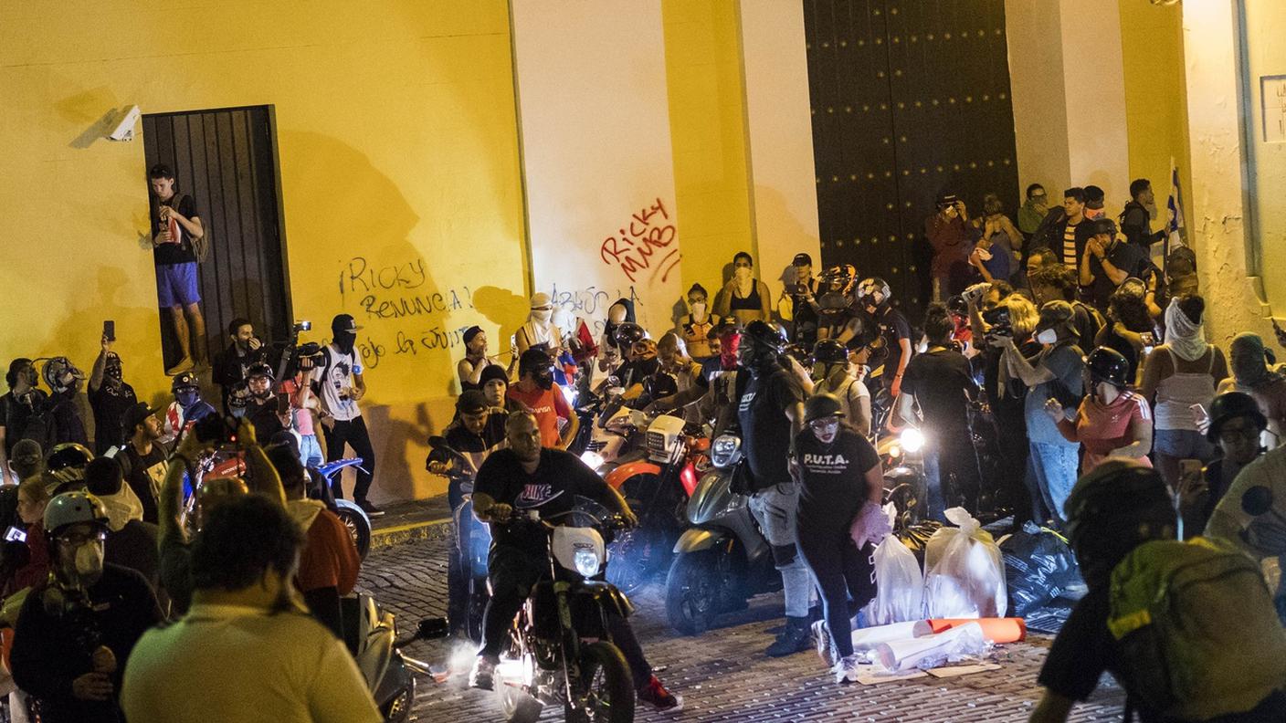Manifestanti davanti a La Fortaleza
