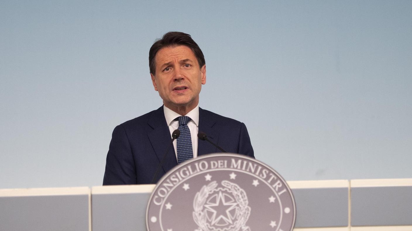 Giuseppe Conte in sala stampa a Palazzo Chigi