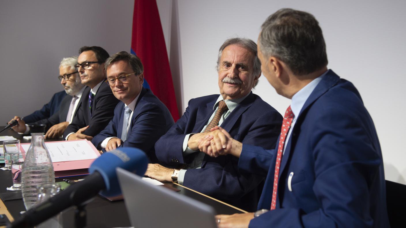 La stretta di mano tra Giorgio Giudici, presidente del consiglio di fondazione Cardiocentro Ticino e Paolo Sanvido, presidente del consiglio di amministrazione dell’EOC