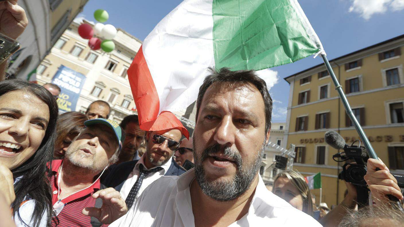 Matteo Salvini guida la protesta fuori dalla Camera