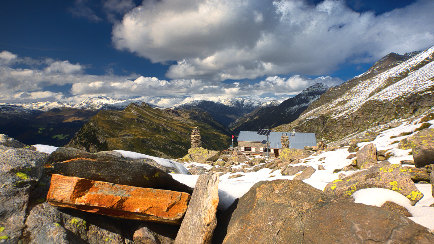 Lo sguardo verso la cima di Bresciana e, sullo sfondo, le cime che circondano la piana della Greina