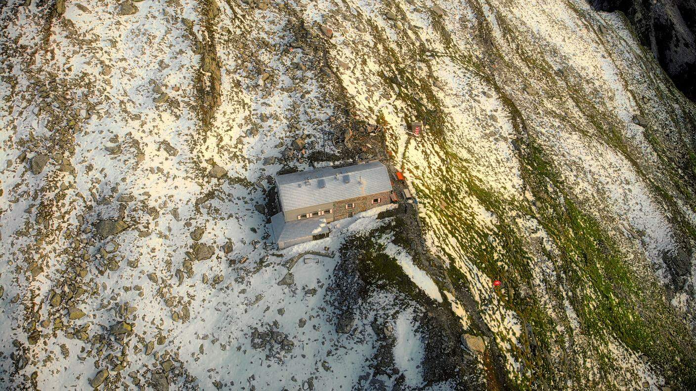 La capanna Adula UTOE fotografata dal drone