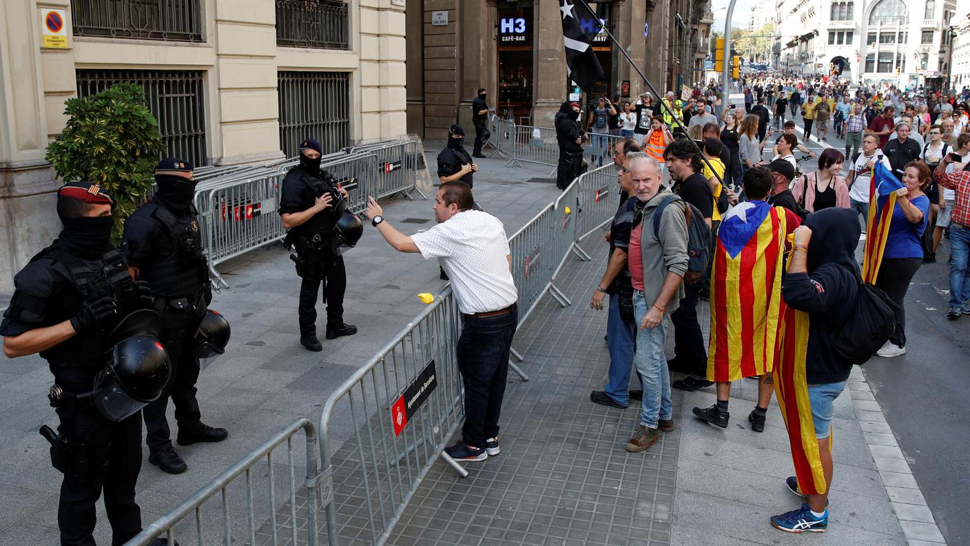 Sostenitori dei separatisti catalani protestano fuori dalla Corte Suprema
