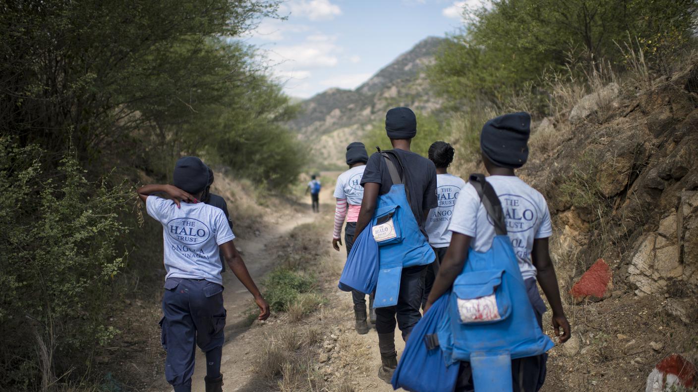 Un gruppo delle 100 sminatrici che bonificano i campi minati