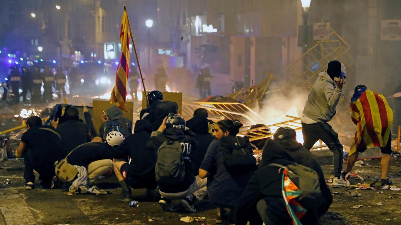 Dopo un corteo pacifico, la situazione è degenerata
