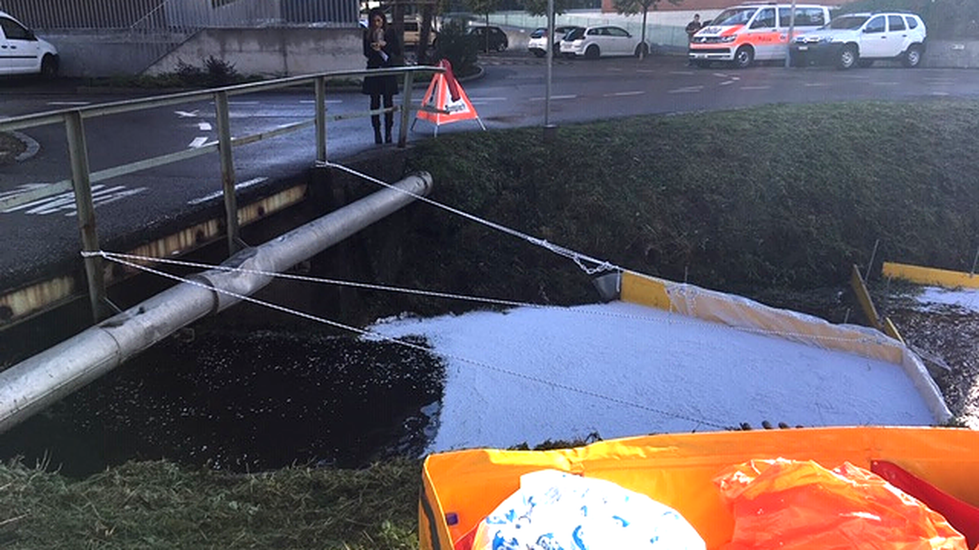 Alcuni sbarramenti impediscono al combustibile di raggiungere il lago