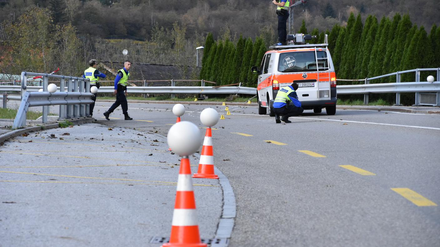 Ha invaso la corsia opposta mentre effettuava una curva a sinistra ed è finito fuori strada