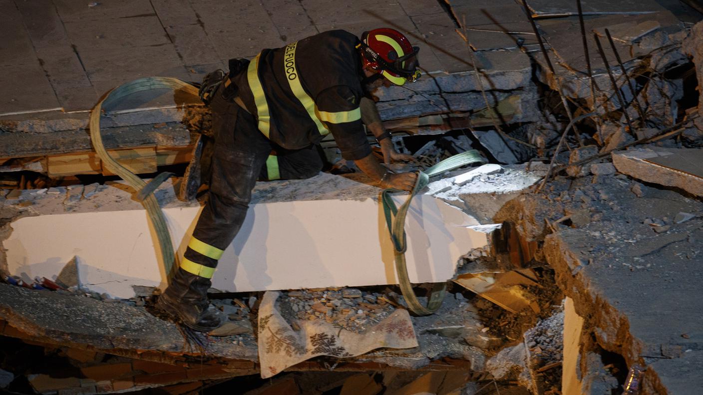 Si continua a scavare tra le macerie