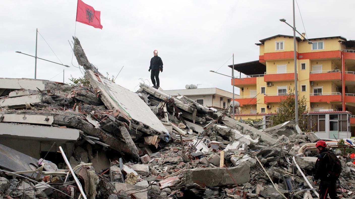 Si continua a scavare tra le macerie