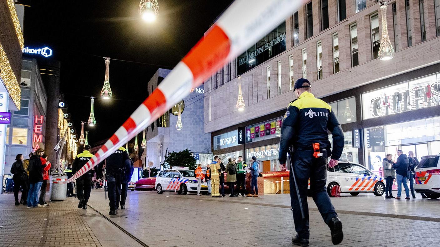 L'attacco è avvenuto in Grote Marktstraat, la via dello shopping dell'Aja