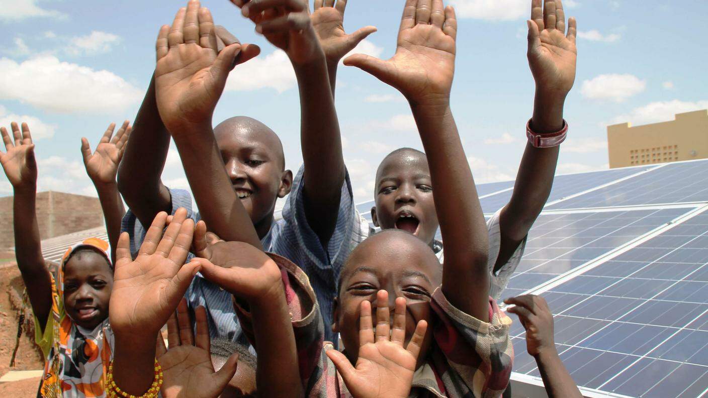 Bambini africani accanto a dei pannelli solari, uno degli spot dell'iniziativa Afrowatt Express