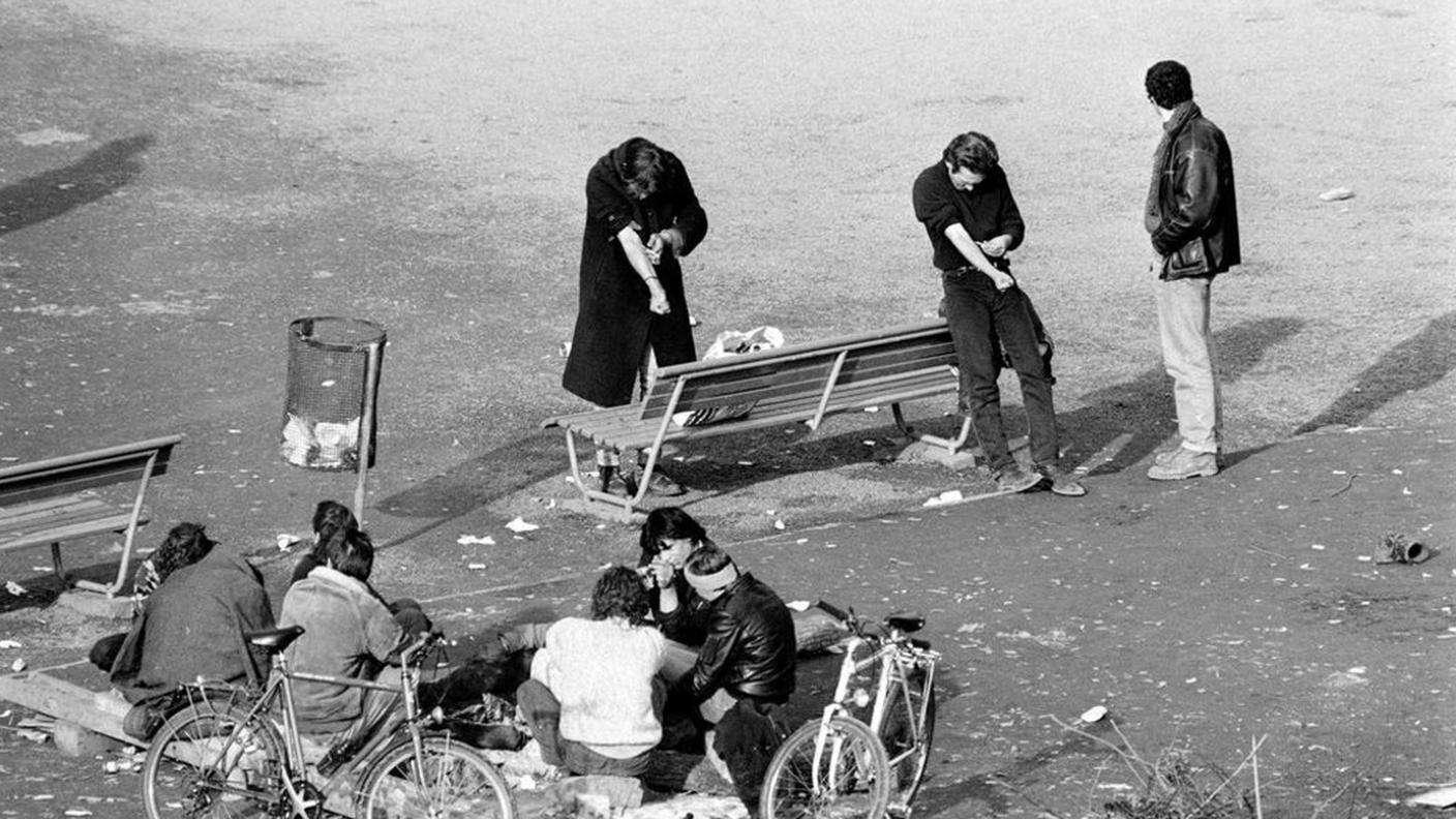 Prima del Letten, il Platzspitz: un'immagine dal famigerato "parco delle siringhe", nel 1990