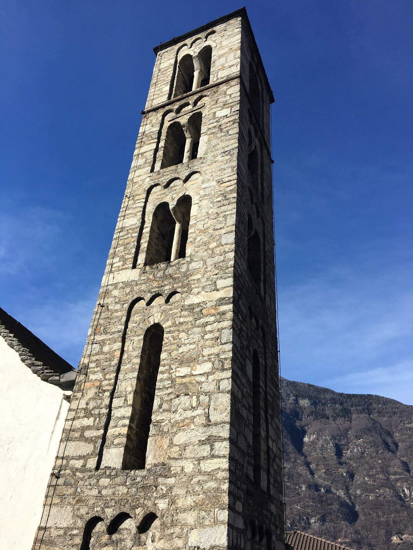 Il campanile romanico dell'XI-XII secolo