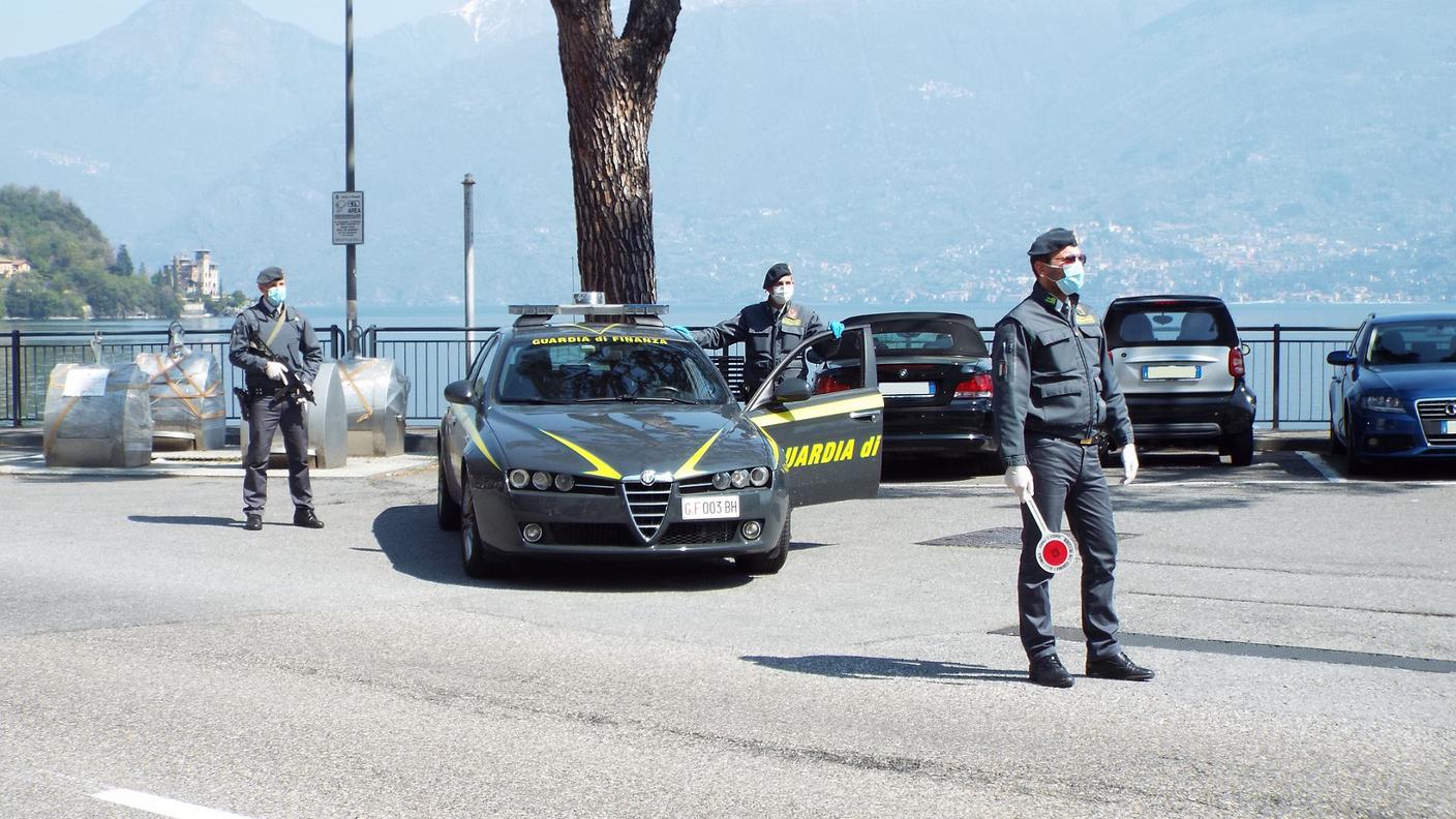 Un posto di blocco di militi della Guardia di finanza comasca