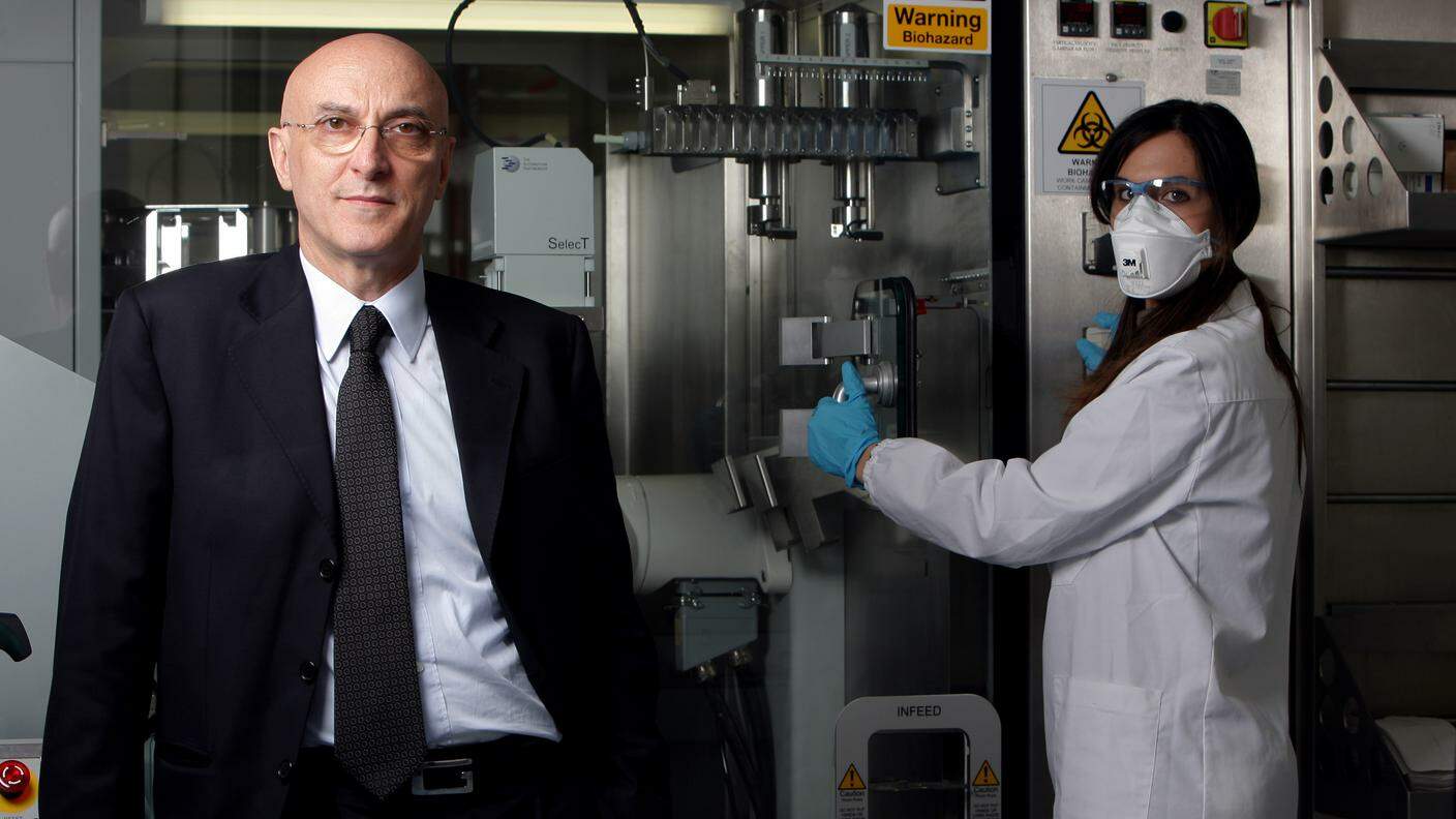 Piero Di Lorenzo, presidente di Irbm Science Park e una ricercatrice, durante le fasi di sviluppo del vaccino anti Covid-19