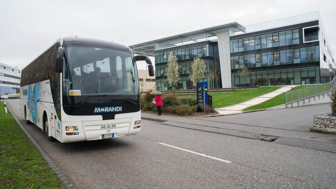 Un pullman organizzato per il trasporto pendolari a Stabio