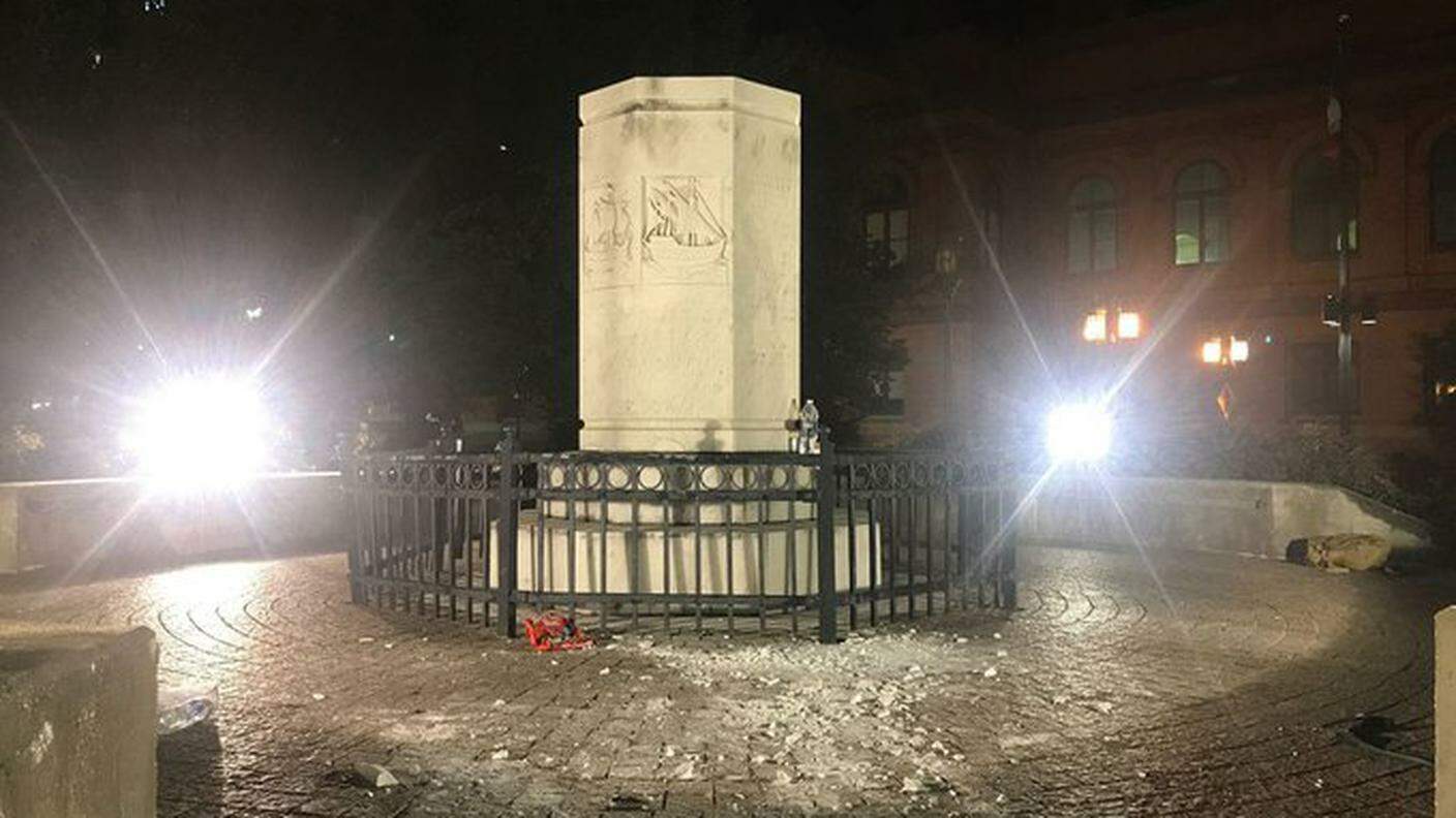 Baltimora: rovesciata la statua di Cristoforo Colombo