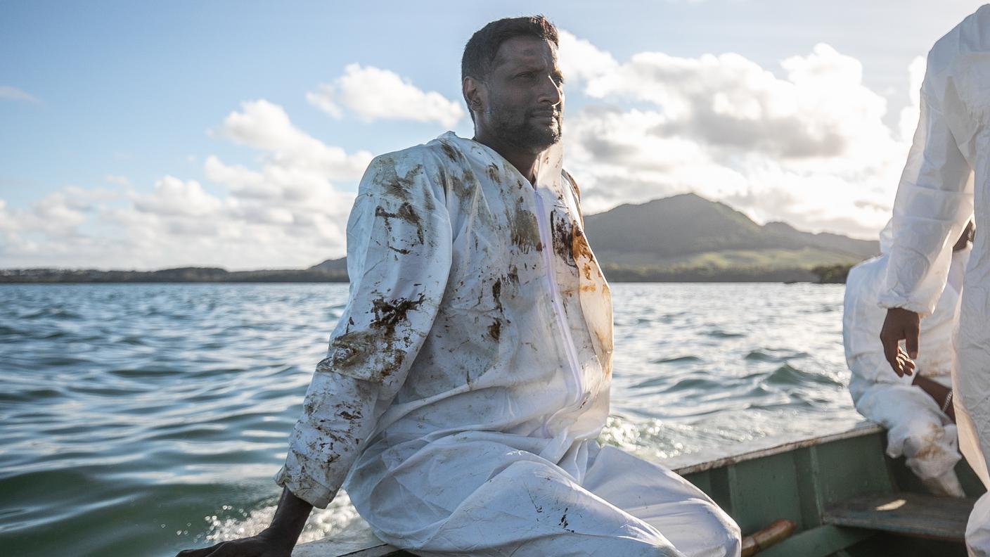 Ashvin Luchumun, pescatore di Vieux Grand Port, con la tuta sporca di petrolio al largo della barriera corallina delle isole Mauritius