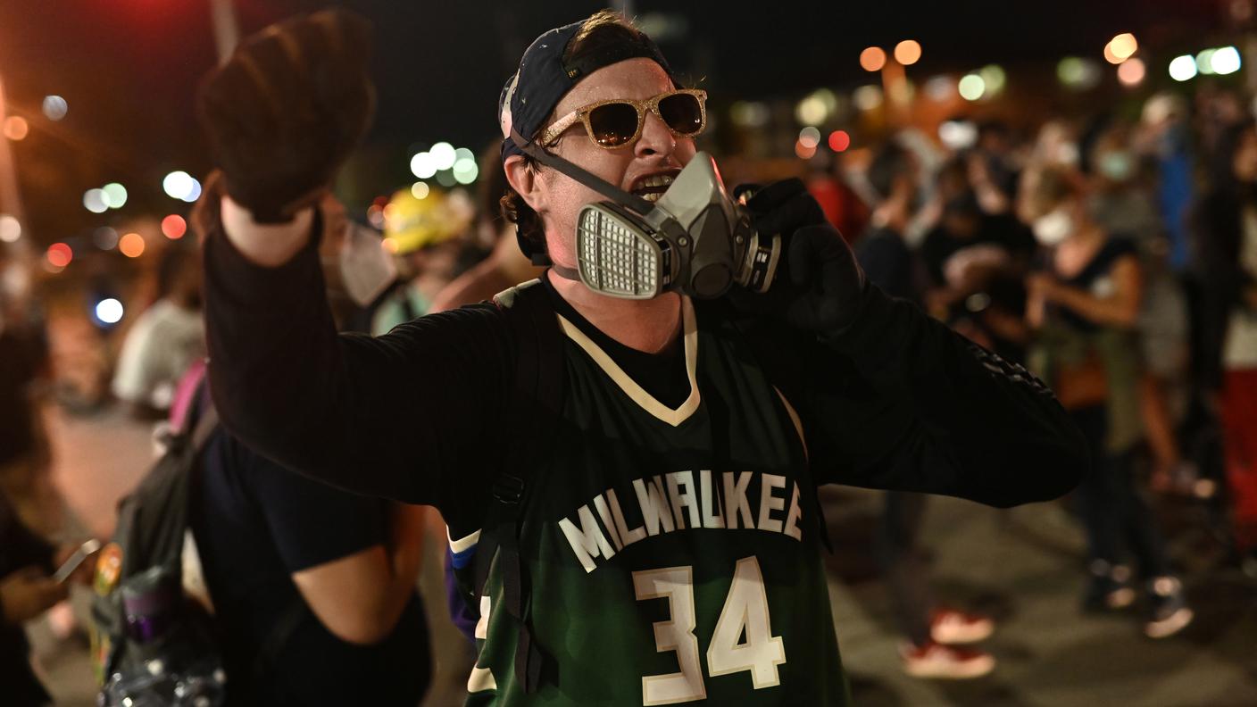 Un tifoso protesta per Blake