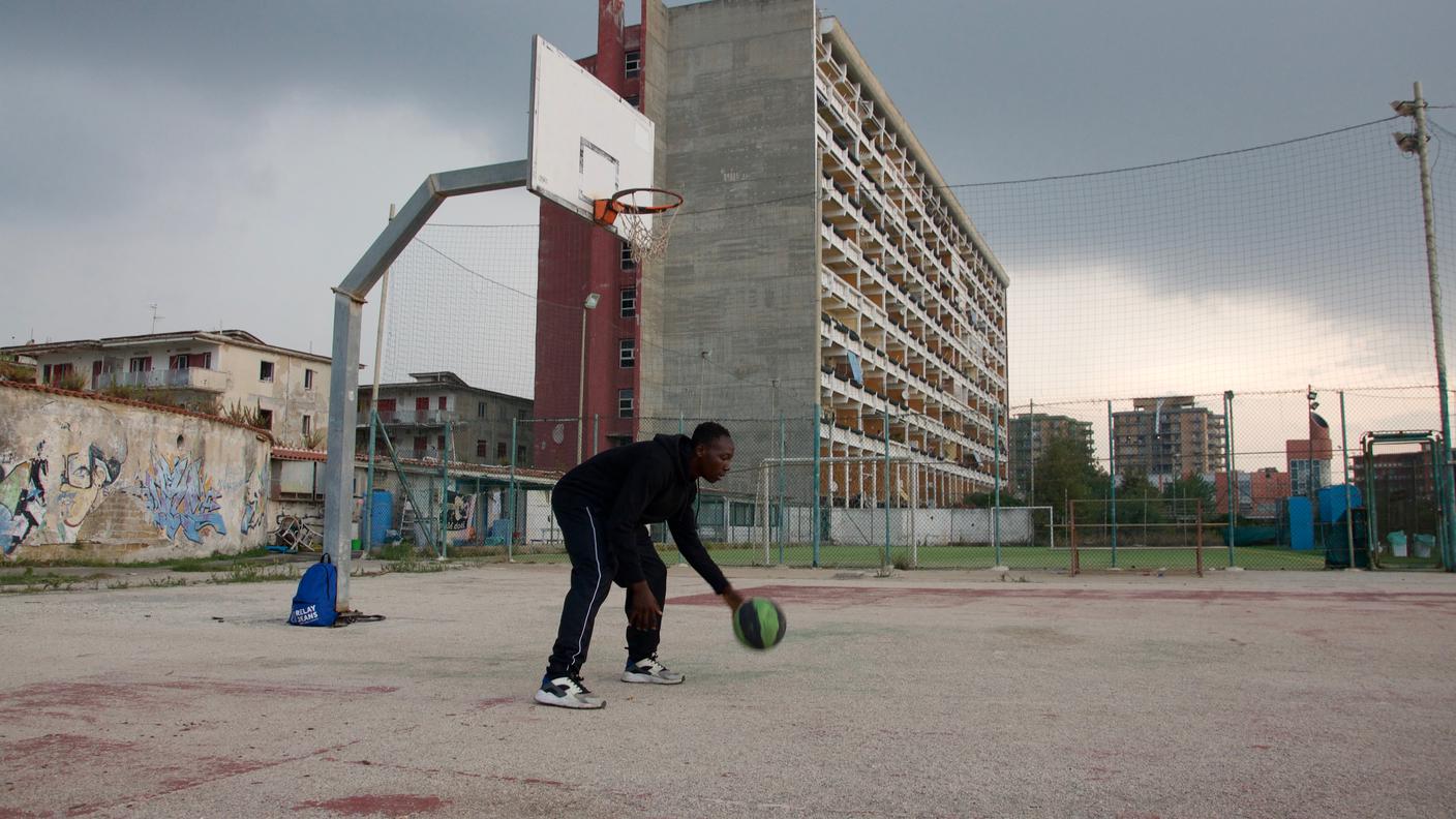 Erunosere Obayagbonna (detto King), 19 anni, nato in Italia. Ha ottenuto la cittadinanza italiana lo scorso anno. È uno dei giocatori della Tam Tam basketball, squadra di basket fondata a Castel Volturno da Massimo Antonelli e formata da italiani (con o senza cittadinanza) figli di immigrati.