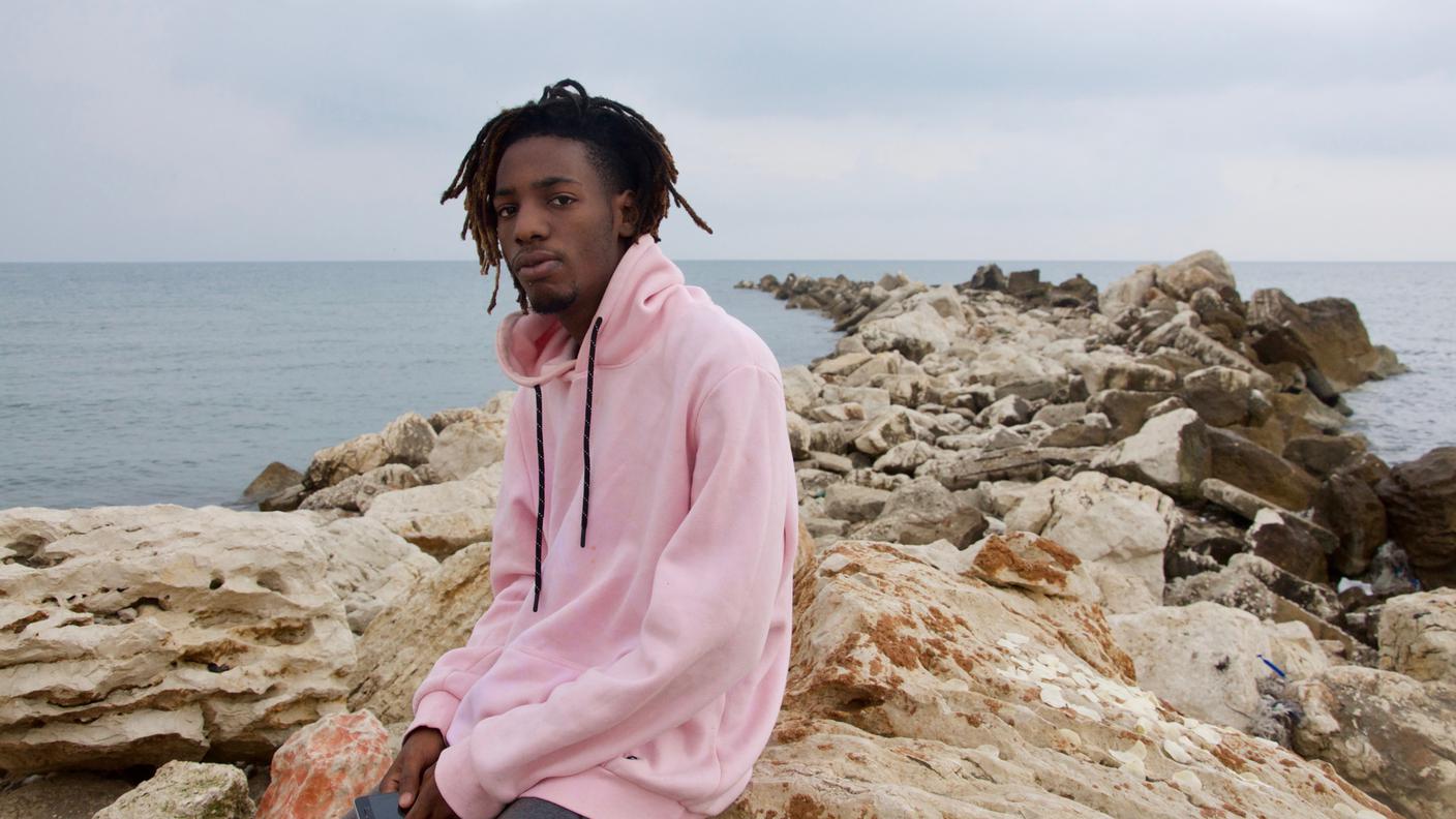 Chidi Augustin, 19 anni, nato in Italia. Ha ottenuto la cittadinanza italiana lo scorso febbraio. Dopo la maturità vuole andare a studiare all’estero: in Australia o negli Stati Uniti. Ovunque ci sia il mare.