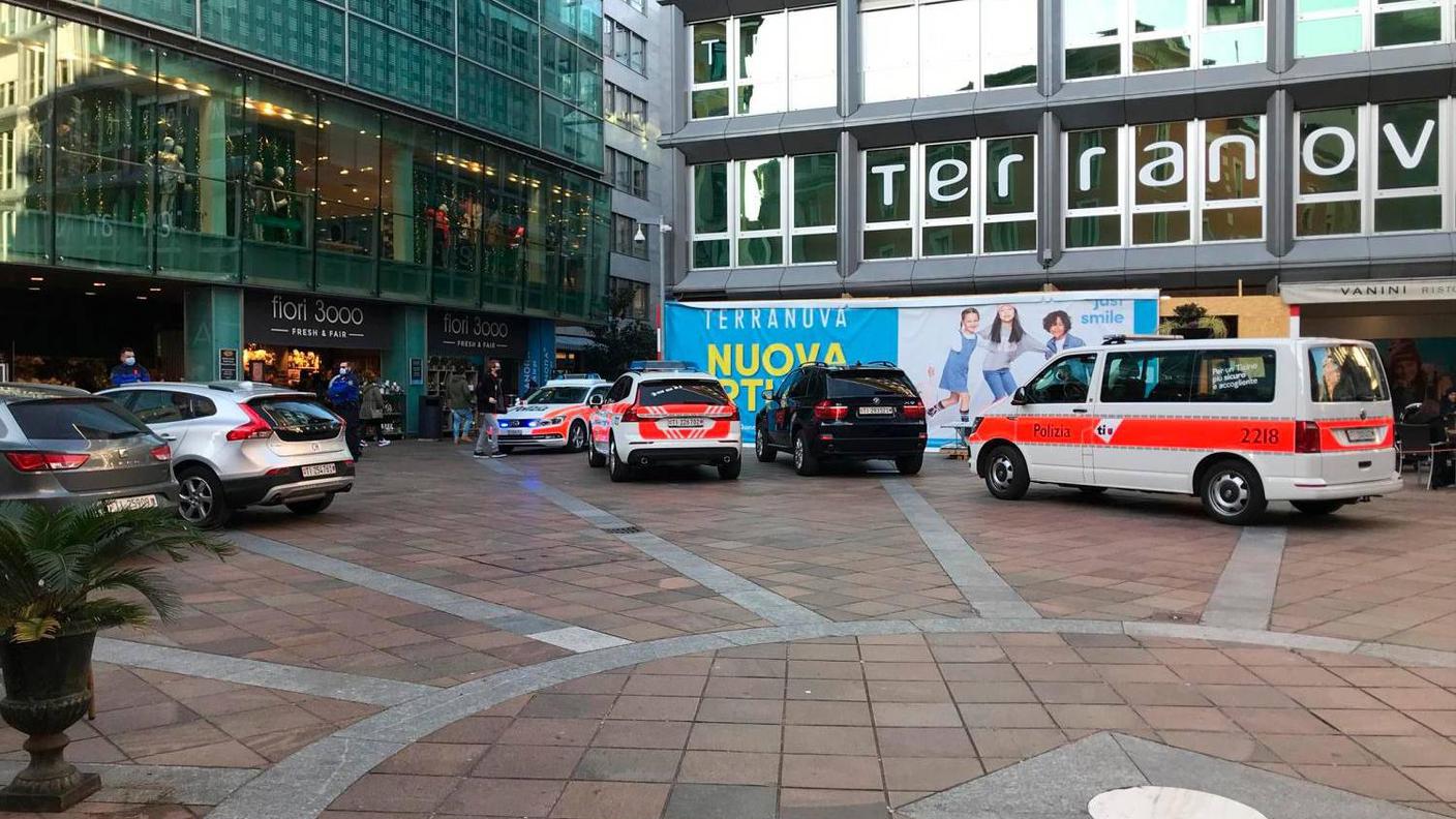 Operazione di polizia in Piazza Dante