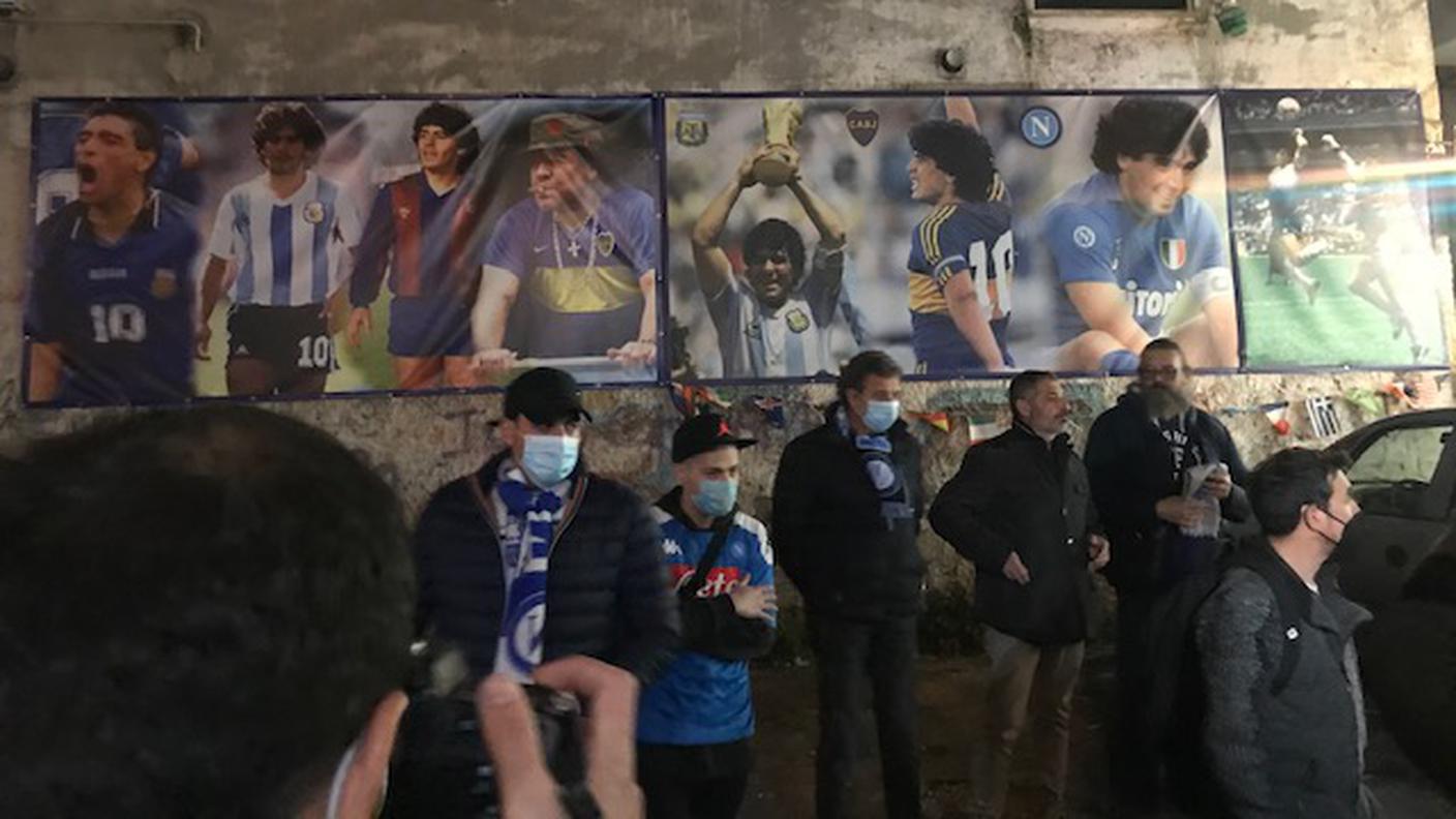 L'omaggio per le strade di Napoli