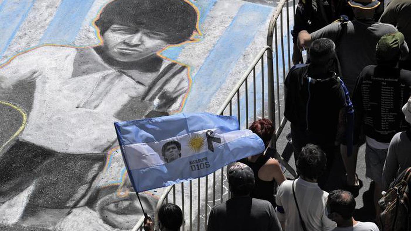 Maradona disegnato sulle vie di Buenos Aires