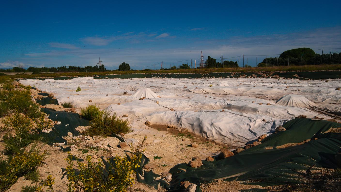 Il campo sportivo di Priolo Gargallo. Costruito con cenere di pirite, è stato bonificato una volta scoperta la tossicità del materiale. Oggi è inagibile