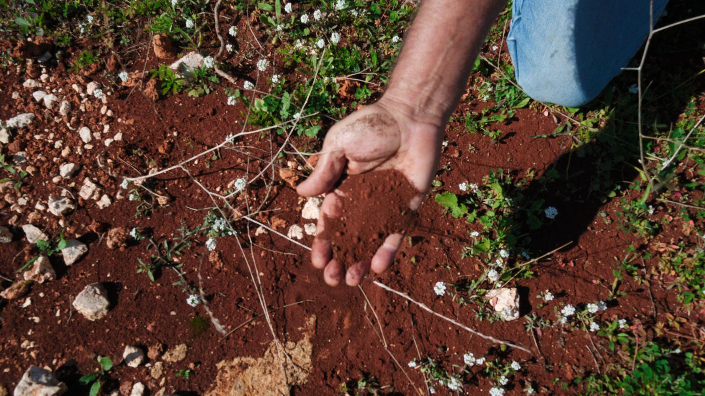 Un attivista di Legambiente Priolo raccoglie campioni di quella che all'apparenza sembra essere polvere di pirite, uno scarto industriale tossico