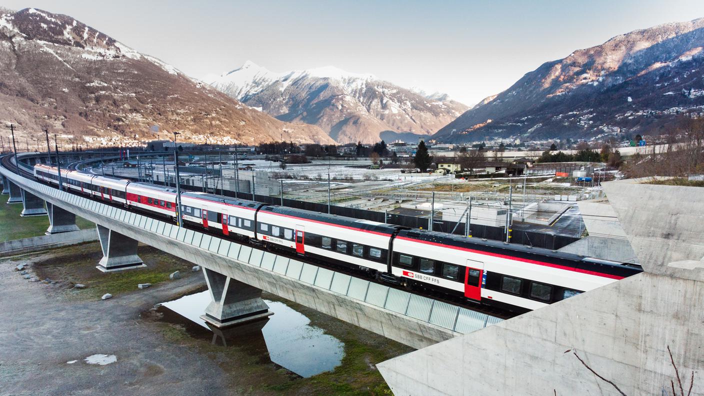 Uno dei primi treni ad attraversare il tunnel di base del Ceneri domenica 13 dicembre.