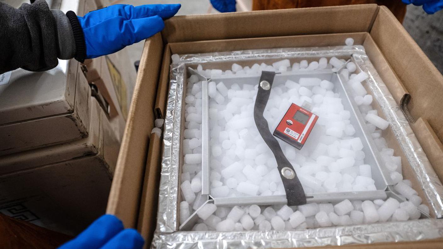 Le scatole con i vaccini vengono messe nel ghiaccio secco
