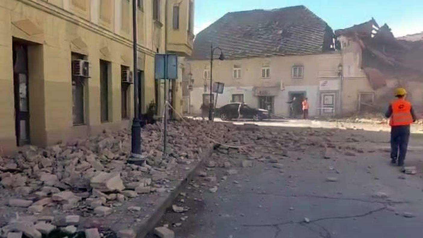 Un frame tratto da un video pubblicato dai media croati su twitter dei crolli a Petrinja