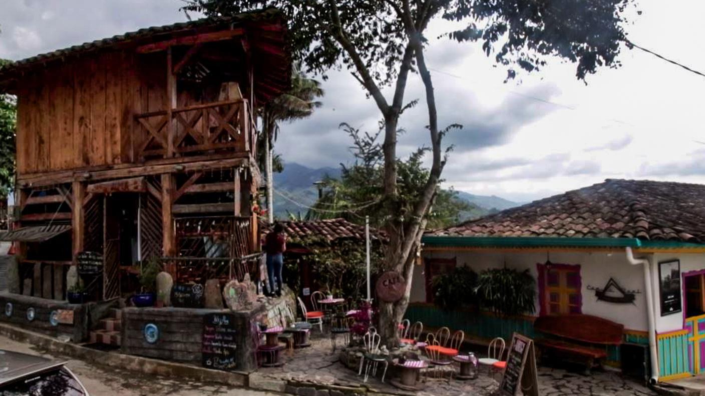 Degustazione di caffè in un piccolo bar della cordigliera