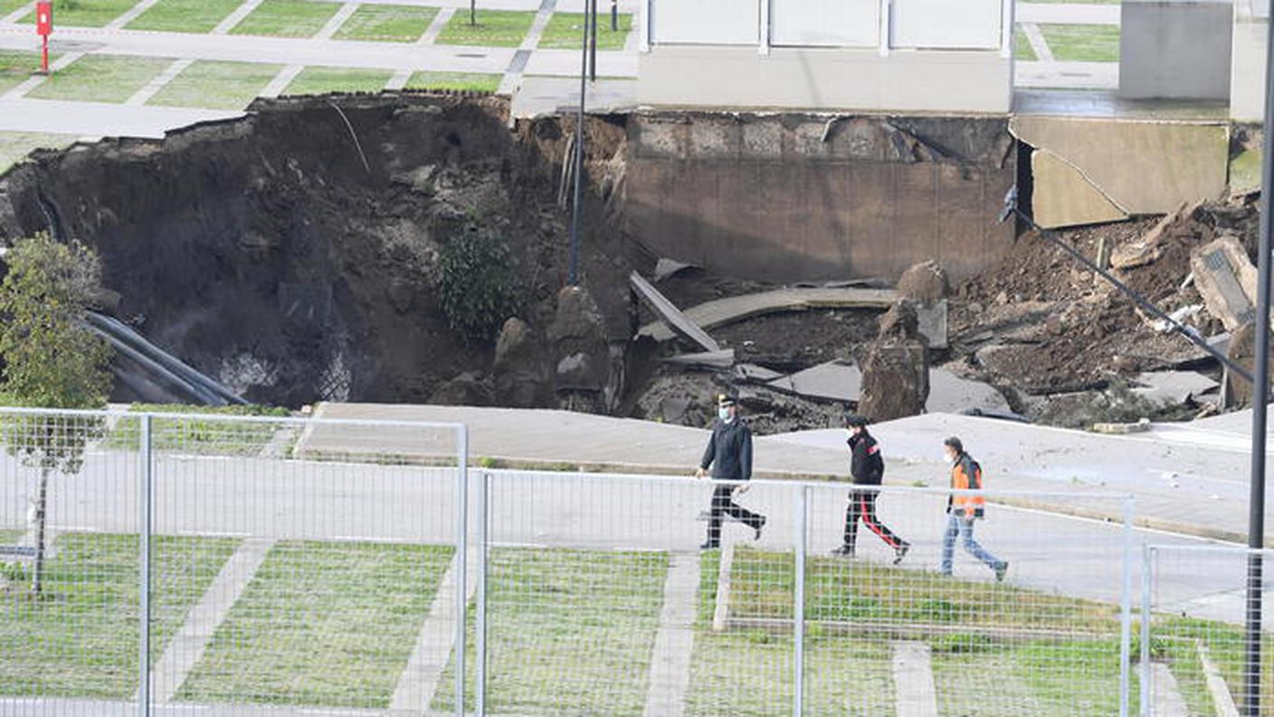 Voragine si apre in parcheggio ospedale del Mare a Napoli