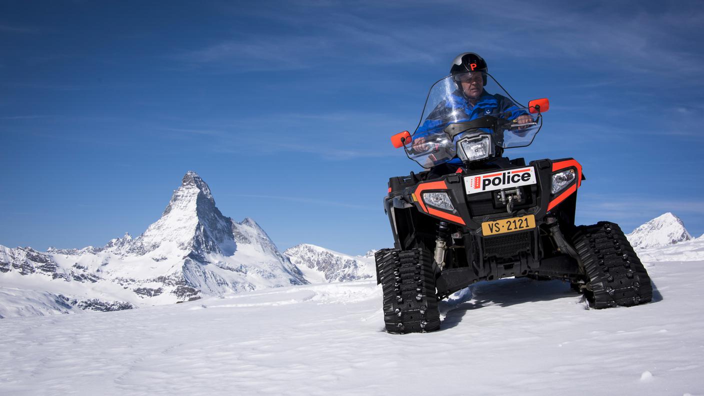 Lo sforzo contro l'abuso delle motoslitte è comune: il Vallese la polizia ha creato un'unità speciale per gli interventi in montagna