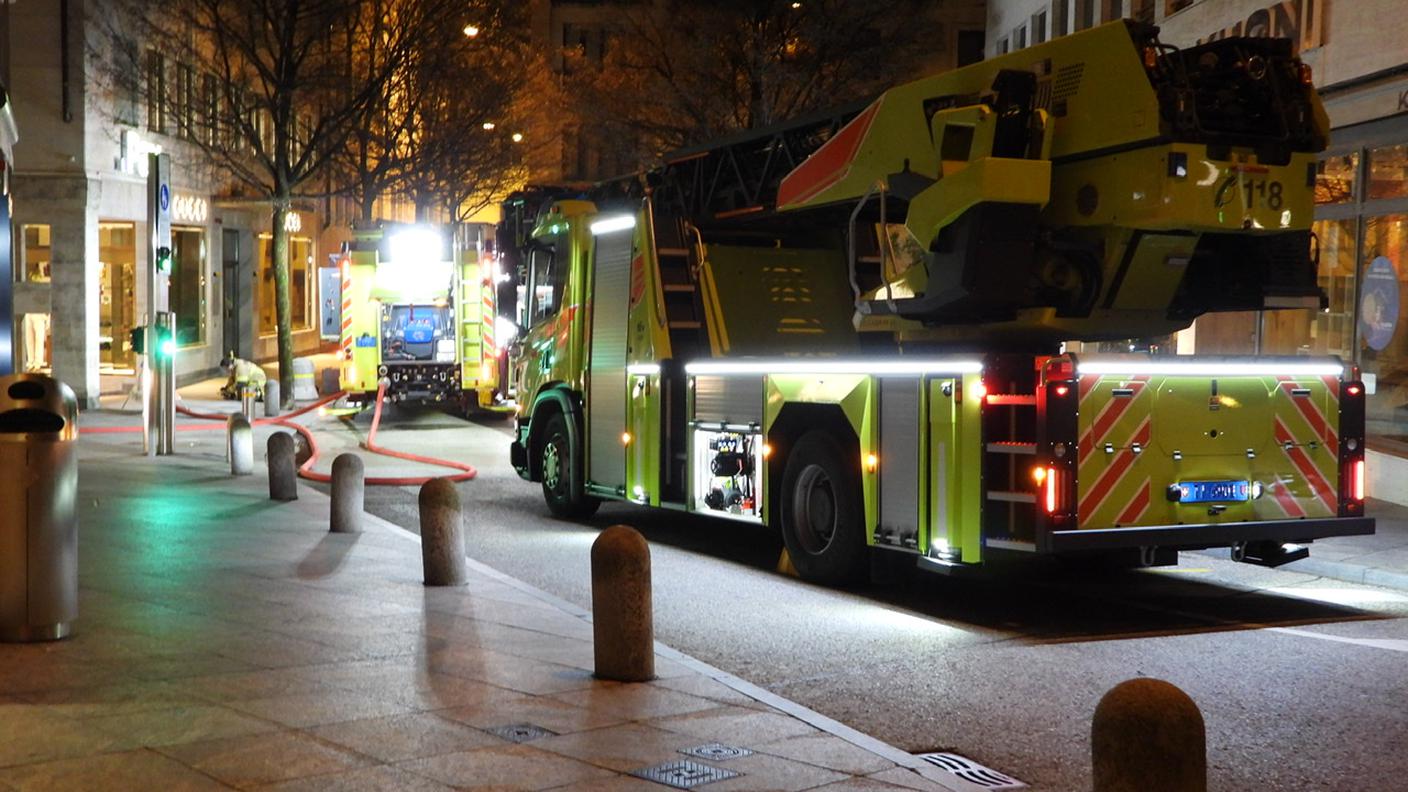 L'intervento dei pompieri di Lugano per spegnere le fiamme
