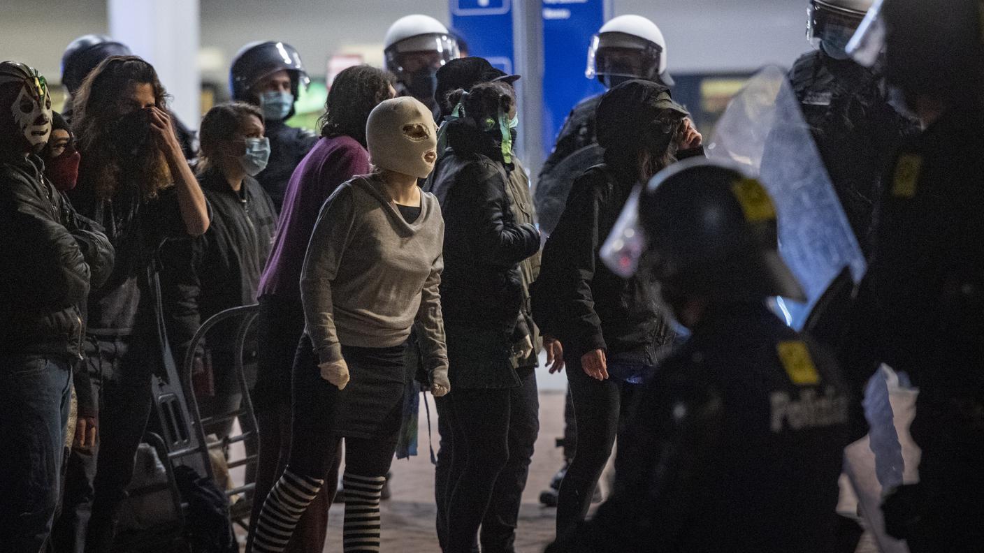 Alcuni manifestanti lunedì in stazione a Lugano