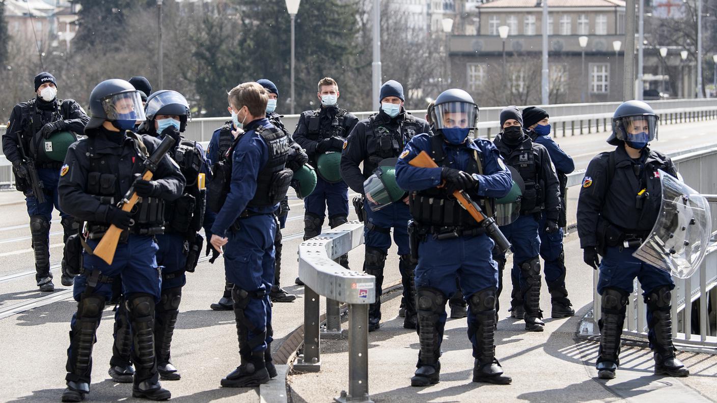 La polizia blocca i manifestanti