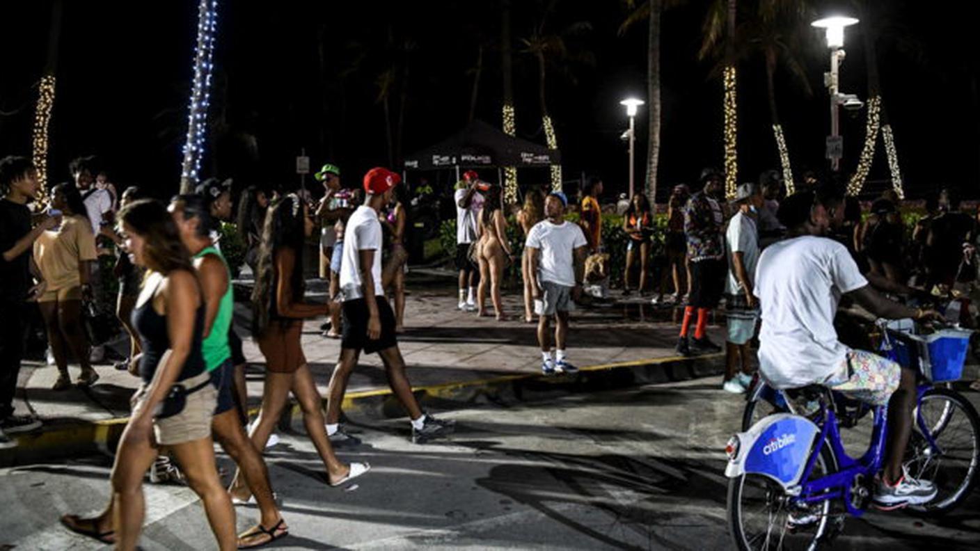 Folla per lo spring break a Miami