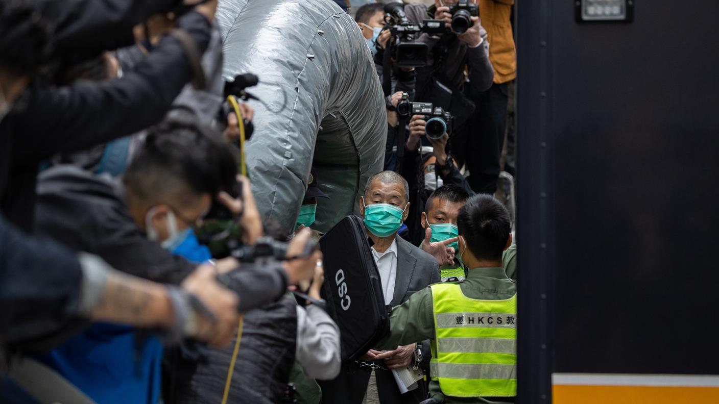 Jimmy Lai viene riportato in carcere dopo un'udienza in tribunale
