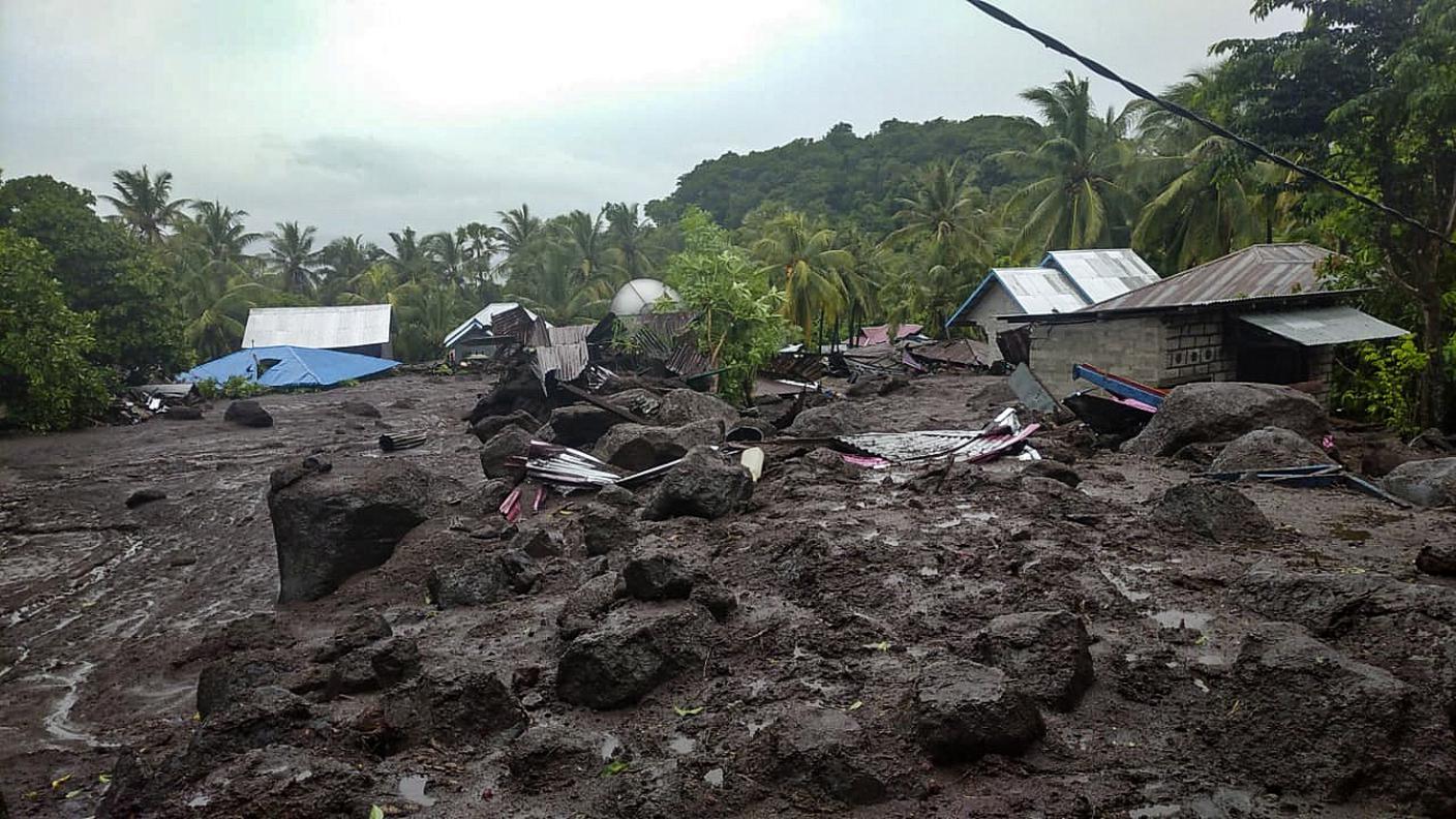 Villaggio distrutto dalle inondazioni a East Flores, in Indonesia