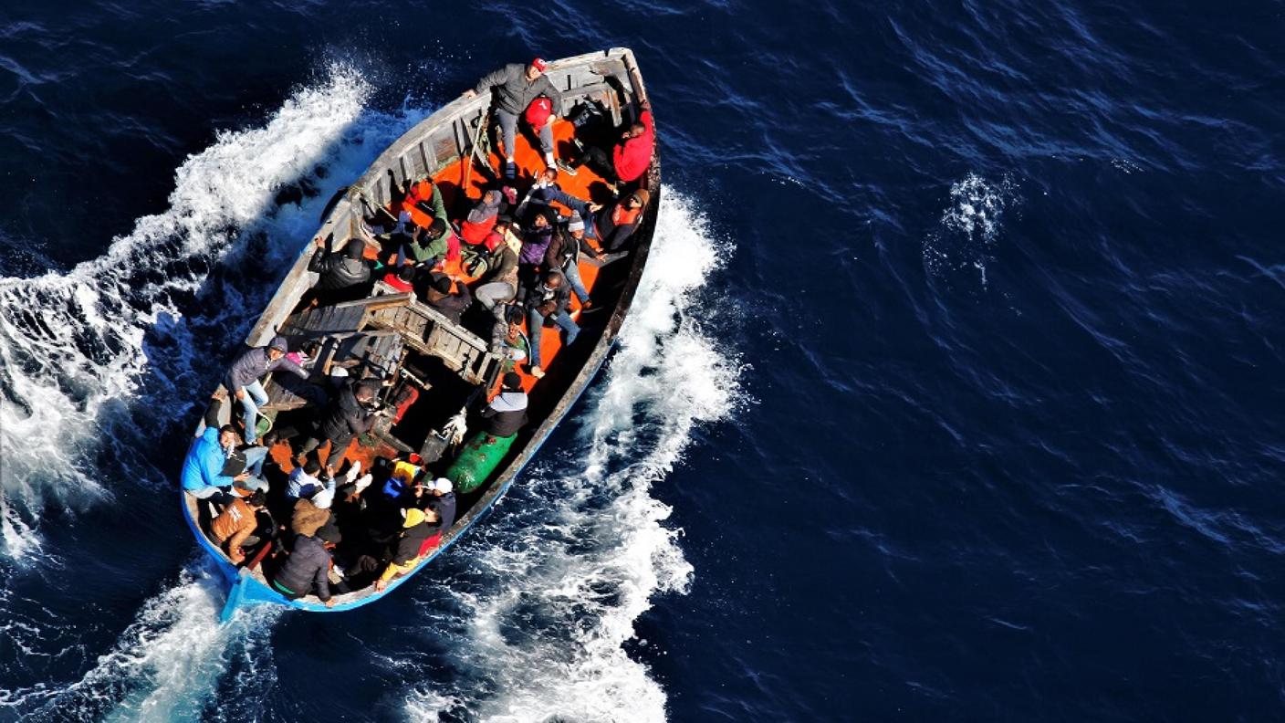 Un barcone di migranti in una foto scattata lo scorso 21 febbraio vicino a Lampedusa