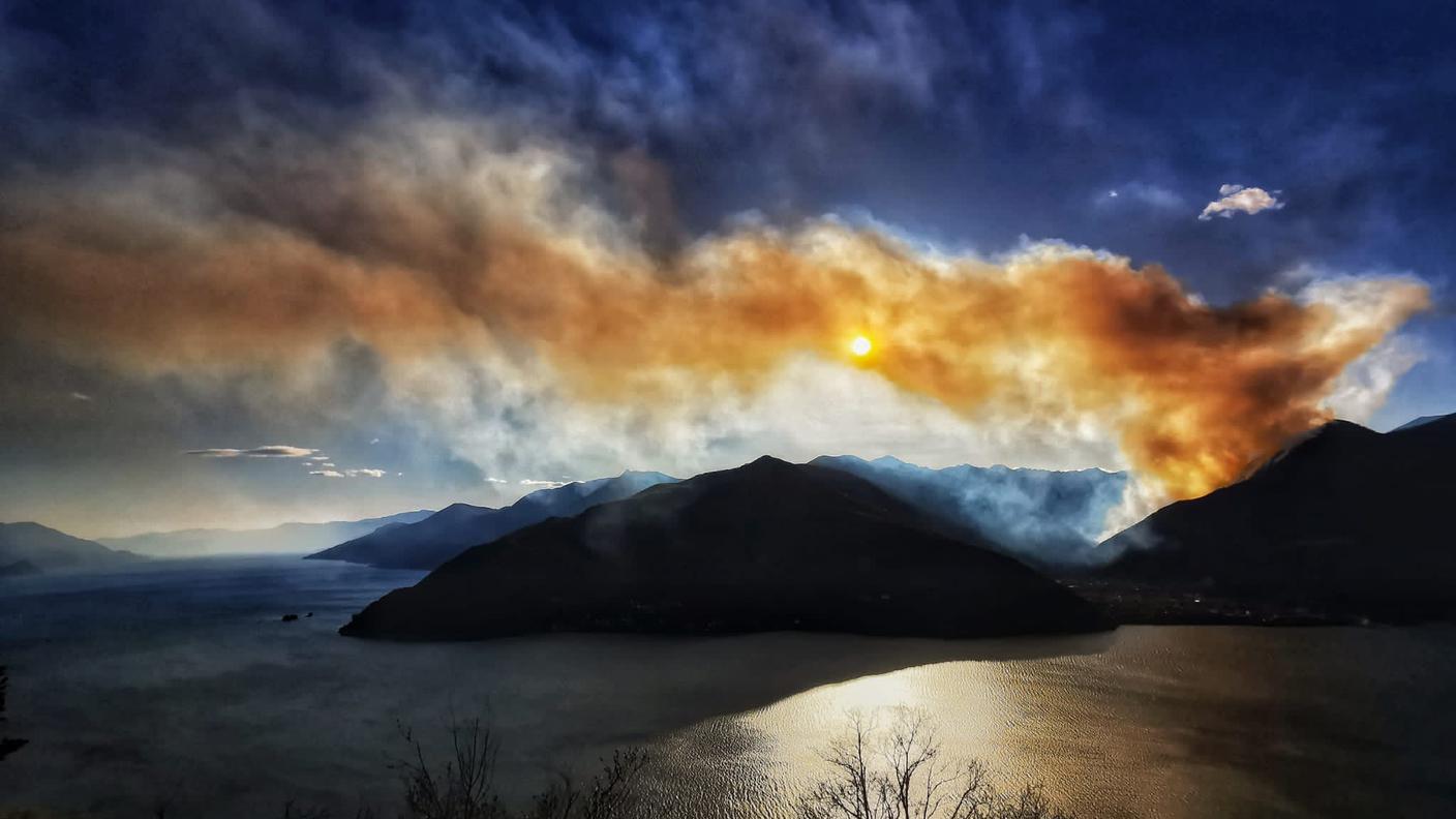 Le immagini dei roghi in Ticino inviate dai nostri lettori