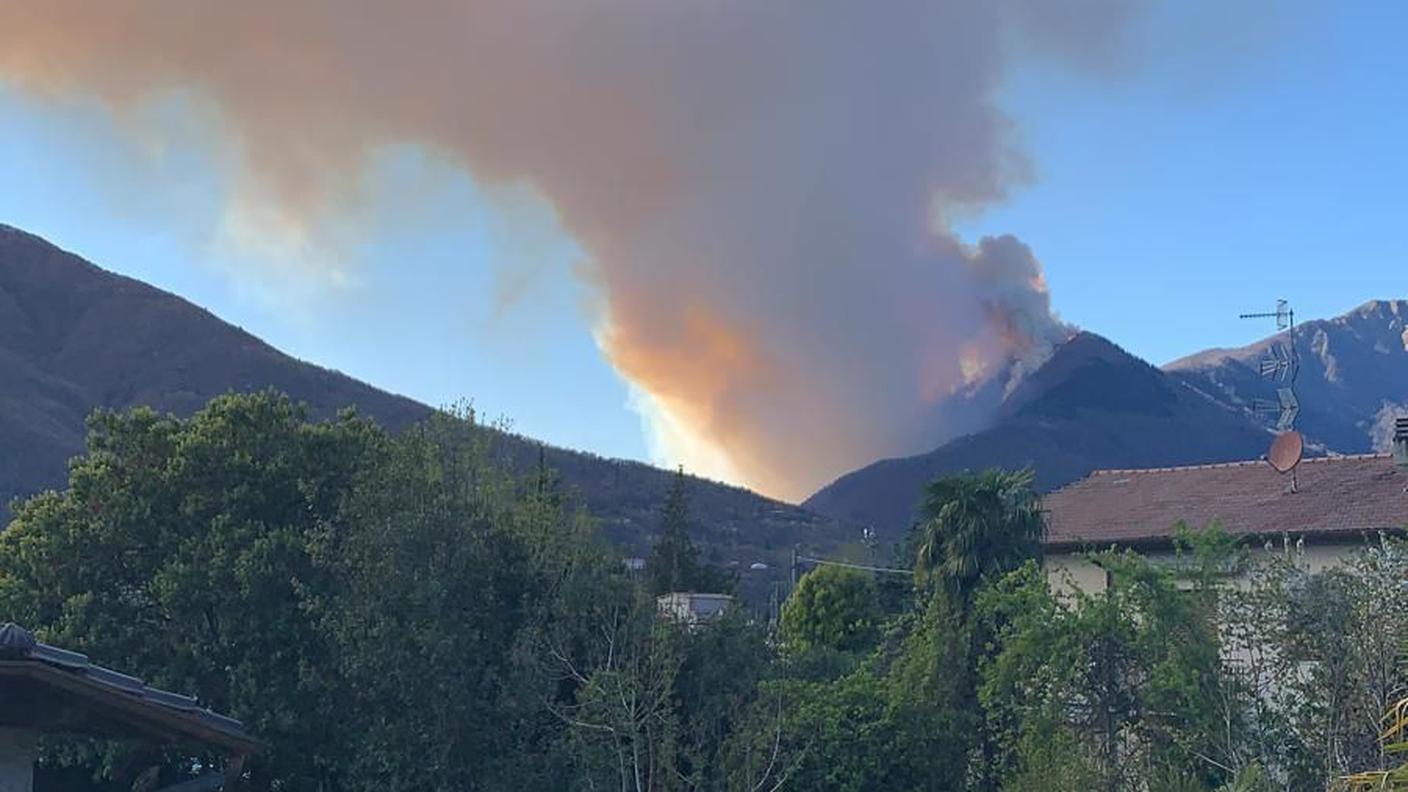 Le immagini dei roghi in Ticino inviate dai nostri lettori