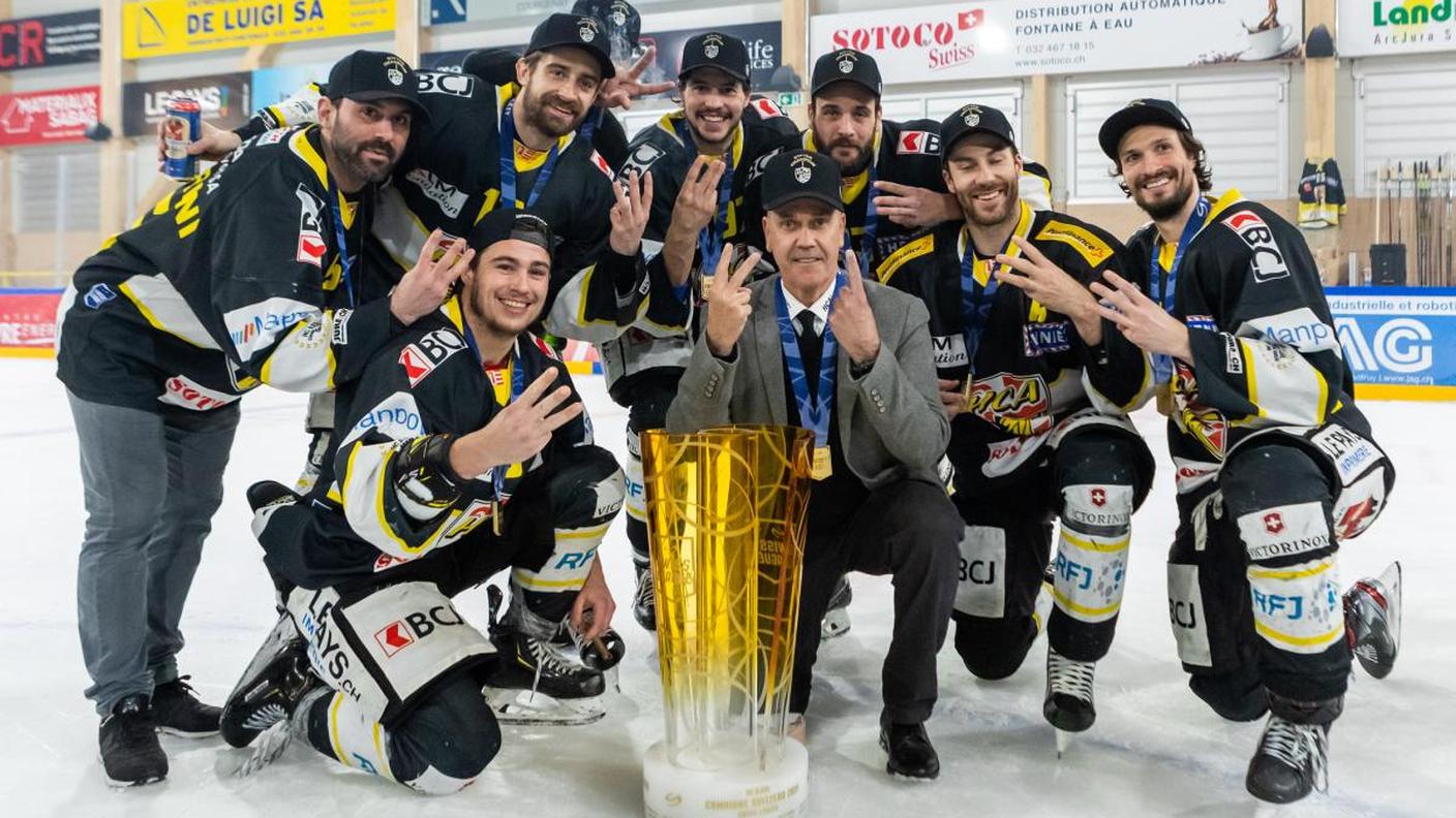I Campioni di Swiss League festeggiano la vittoria del titolo e la promozione.