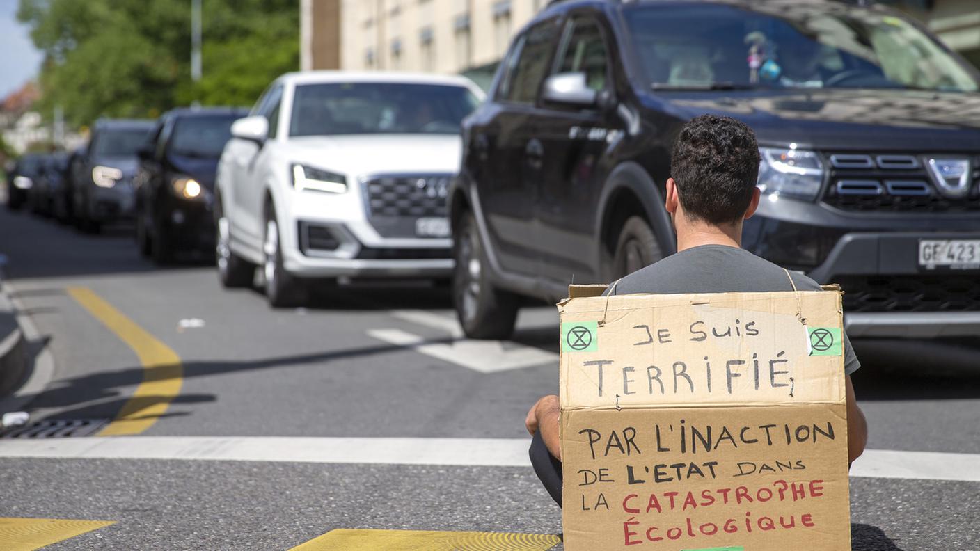 Un manifestante di Extinction Rebellion in azione