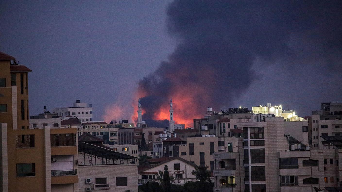 Fumo e fiamme dopo un attacco aereo israeliano, nella parte orientale di Gaza, il 20 maggio 2021
