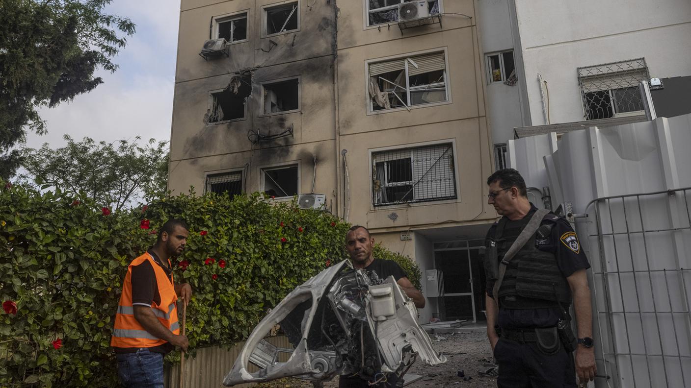 Una casa colpita da un razzo sparato dalla Striscia di Gaza, ad Ashkelon, nel sud di Israele, martedì 11 maggio