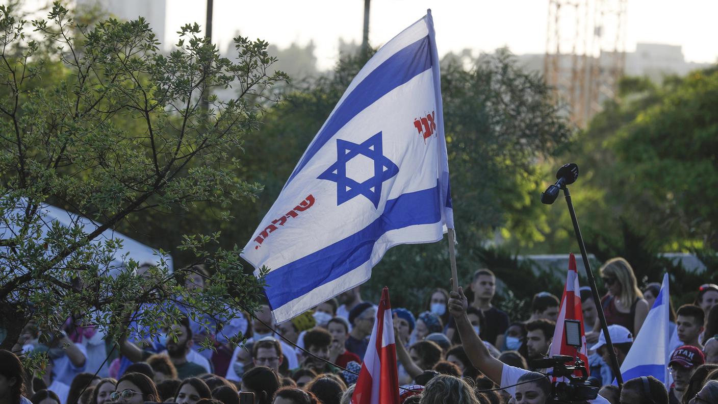 Israeliani a una manifestazione di sostegno all'esercito israeliano. Gerusalemme, 19 maggio 2021